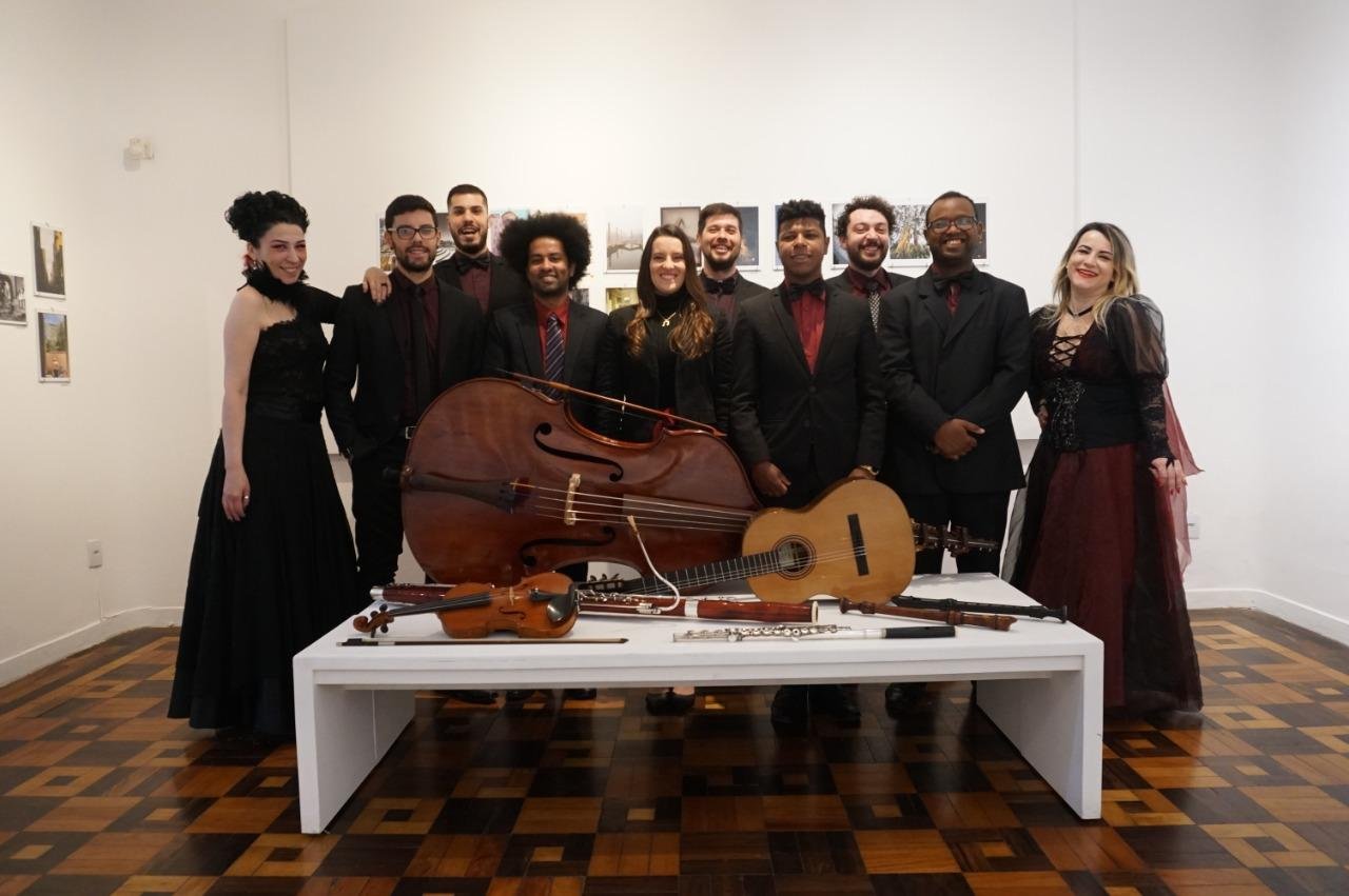 O&nbsp; amor&nbsp; rom&acirc;ntico&nbsp; e&nbsp; suas&nbsp; dif&iacute;ceis&nbsp; regras&nbsp; conduzem&nbsp; a&nbsp; trama&nbsp; po&eacute;tica&nbsp; desse espet&aacute;culo, com obras da m&uacute;sica barroca vocal e instrumental.