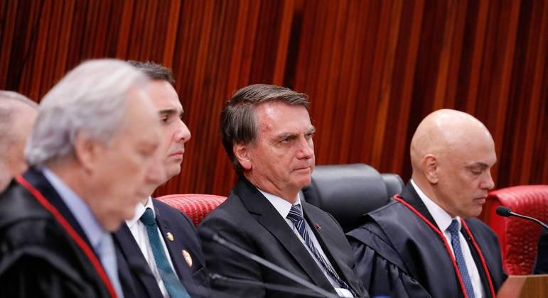 Pol&iacute;cia Federal viu ind&iacute;cios de crime por parte do presidente ao afirmar que vacinas contra a Covid-19 podem desenvolver Aids