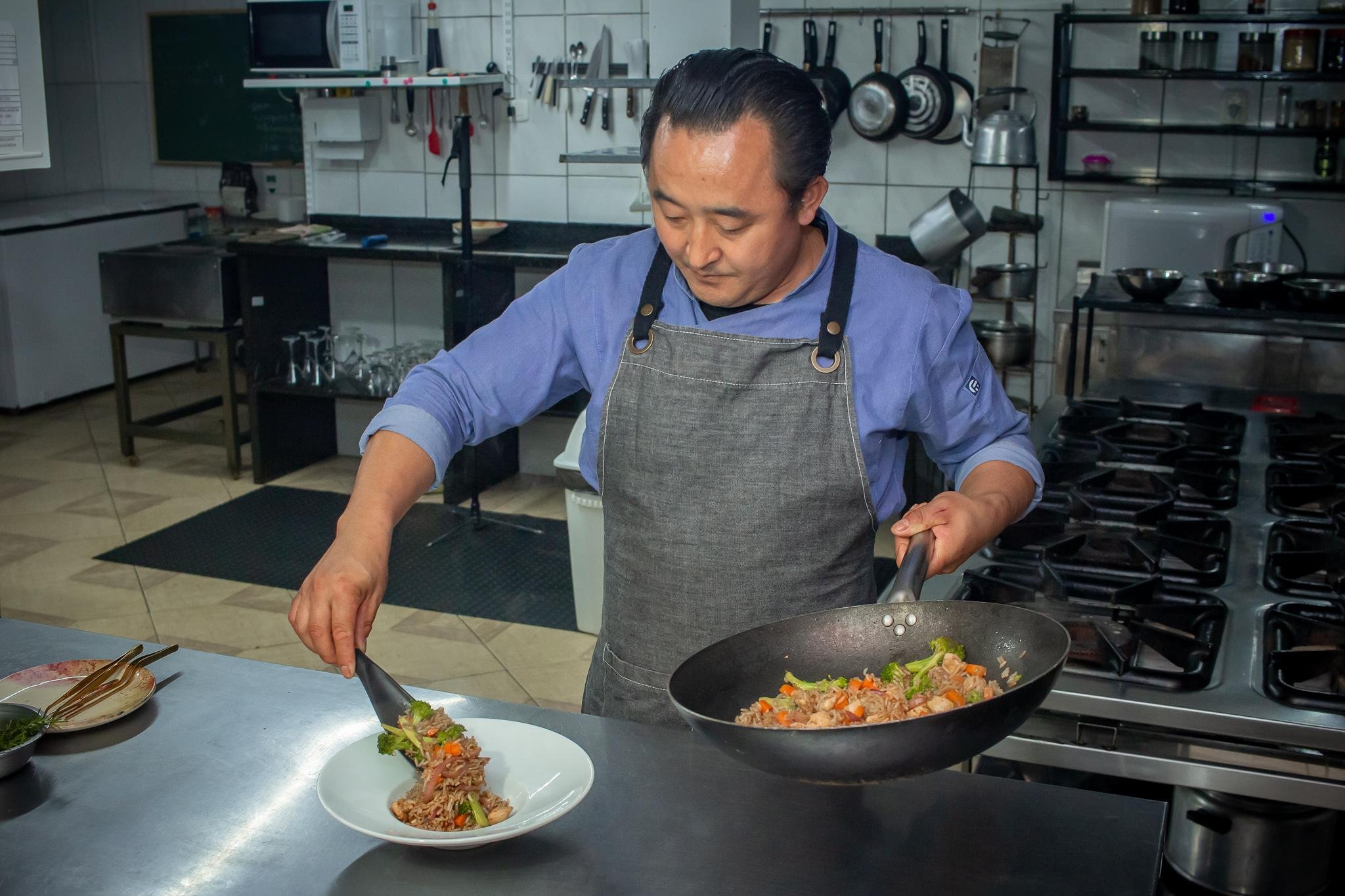 Ogyen Shak e Shand&ecirc;, prato que remete ao Himalaia: arroz com iscas de frango, legumes crocantes e especiarias tibetanas