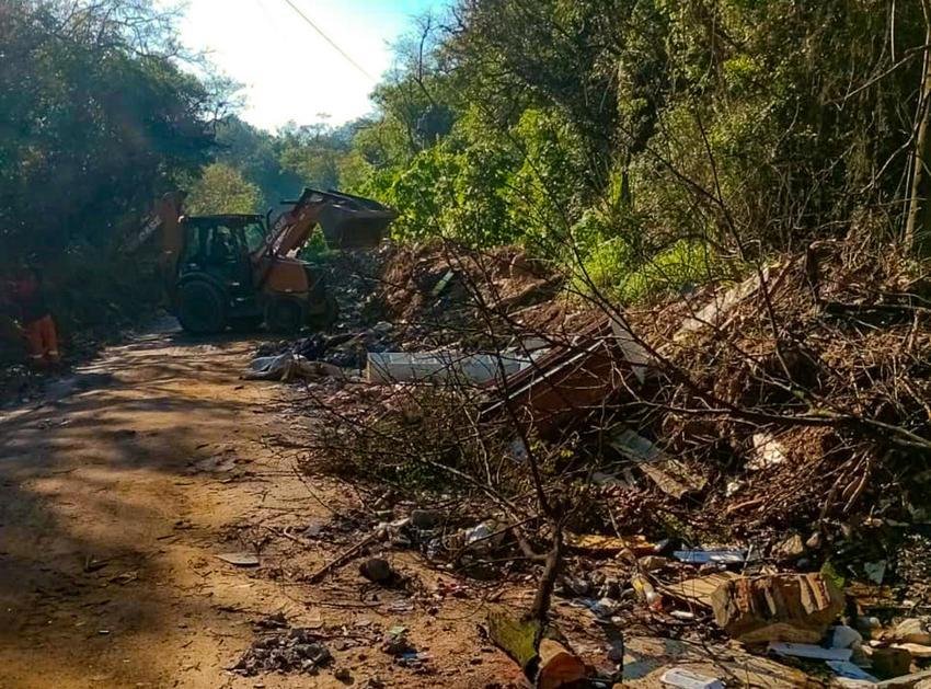 Opera&ccedil;&atilde;o deste domingo contou com sete garis, dois caminh&otilde;es e duas ca&ccedil;ambas, al&eacute;m de uma retroescavadeira