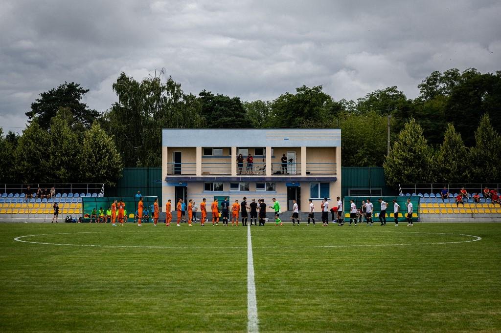 Atletas do FSC Mariupol treinam no est&aacute;dio de Demydiv, nos arredores de Kiev