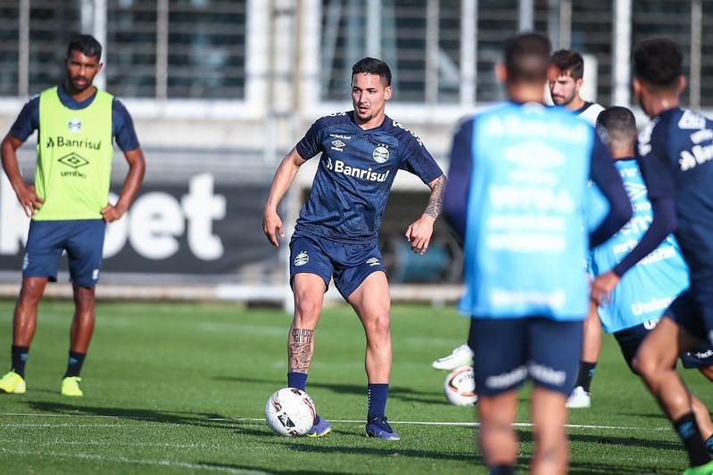 Jhonata Robert treina com bola e fica mais perto de voltar ao time do Gr&ecirc;mio