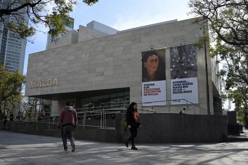 Fachada do Malba chama a exposi&ccedil;&atilde;o do autorretrato de Frida Kahlo