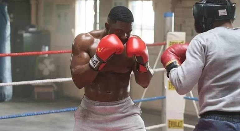 Trevante Rhodes como Mike Tyson em "Mike: Al&eacute;m de Tyson"