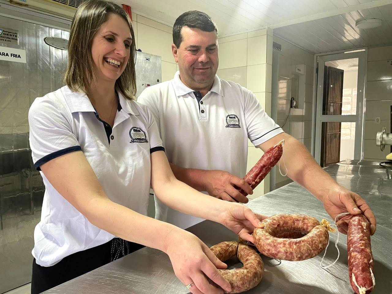 Mateus e Elisete B&eacute;s, da Serra ga&uacute;cha, v&atilde;o oferecer na feira sua produ&ccedil;&atilde;o de salames e de codeguim, tipo de lingui&ccedil;a com ingredientes naturais fabricada a partir de receita tradicional italiana.