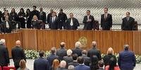Moraes (à esquerda, de costas) e Bolsonaro (ao centro, na mesa), durante cerimônia no STJ