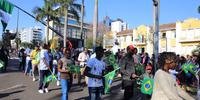 Desfile contou com a participação de dezenas de haitianos e venezuelanos