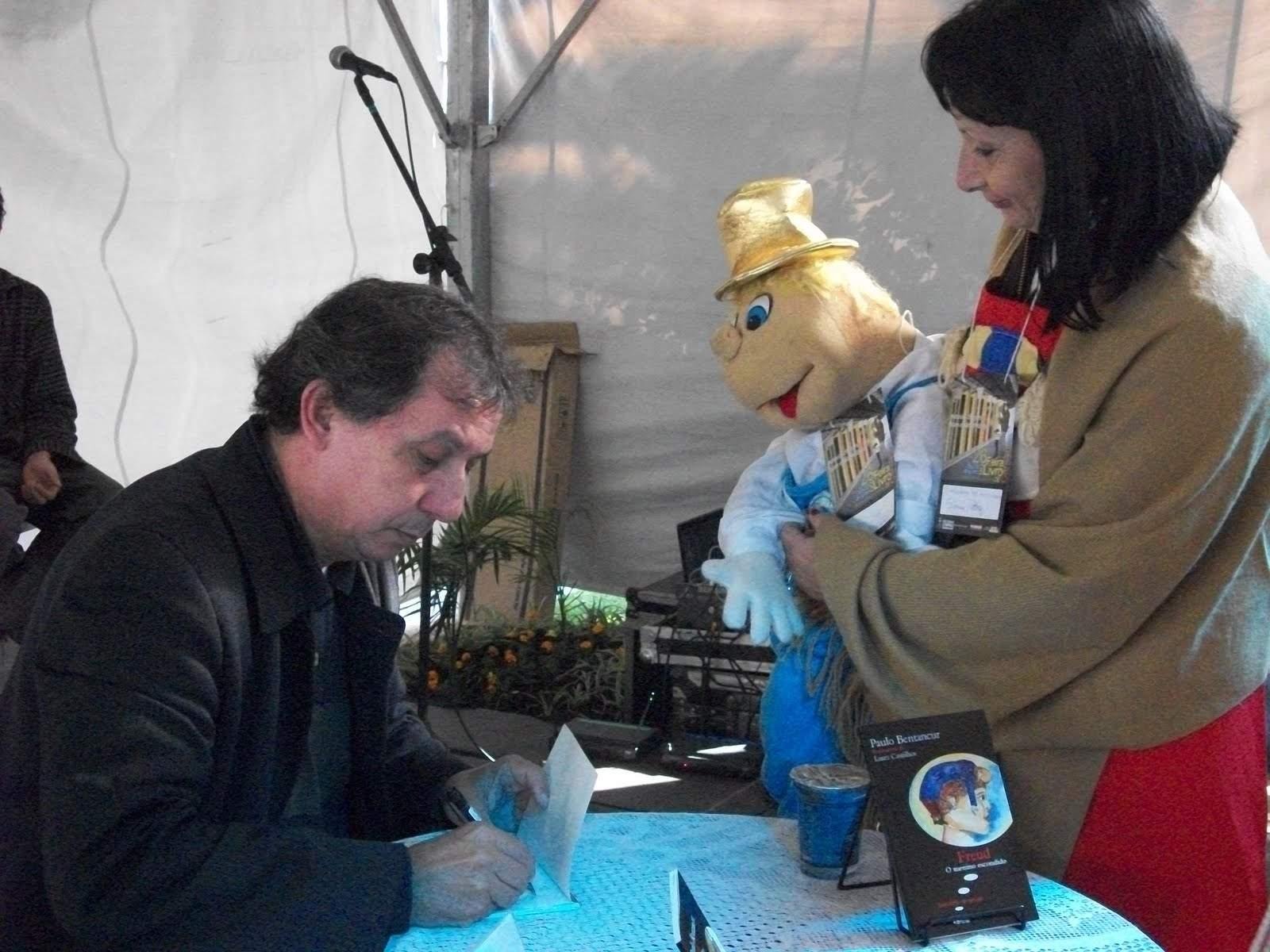 Escritor Paulo Bentancur em sess&atilde;o de aut&oacute;grafos na Feira do Livro de Canoas