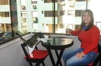 Regina Gonçalves Abreu, de 42 anos, vê aspectos positivos em morar sozinha, como aliberdade de poder decidir as atividade do dia a dia e a independência proporcionada pela vida de solteira. Foto: Mauro Schaefer