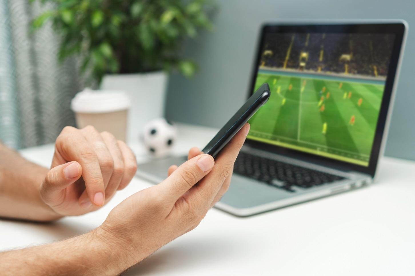 A maioria dos jogos de azar s&atilde;o proibidos de operar no Brasil, mas esse n&atilde;o &eacute; o caso das
apostas esportivas. Apesar de estarem hospedados em outros pa&iacute;ses e de n&atilde;o pagarem impostos, os sites podem funcionar desde 2018, quando o ent&atilde;o presidente Michel Temer sancionou a Lei 13.756/2018