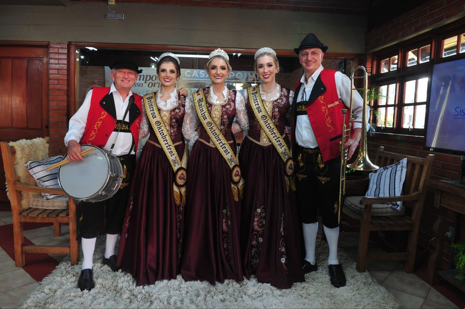 Comitiva da 33&ordf; Oktoberfet de Igrejinha na Casa do Correio do Povo