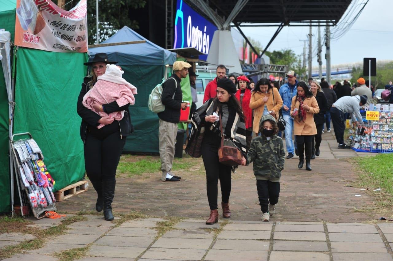 Fora do Parque de Exposi&ccedil;&otilde;es Assis Brasil, movimento come&ccedil;ou a se intensificar ainda pela manh&atilde;