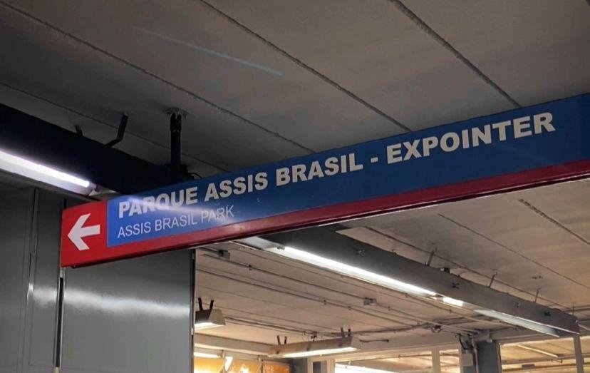 Placa indica a chega ao Parque de Exposi&ccedil;&otilde;es Assis Brasil na esta&ccedil;&atilde;o Esteio