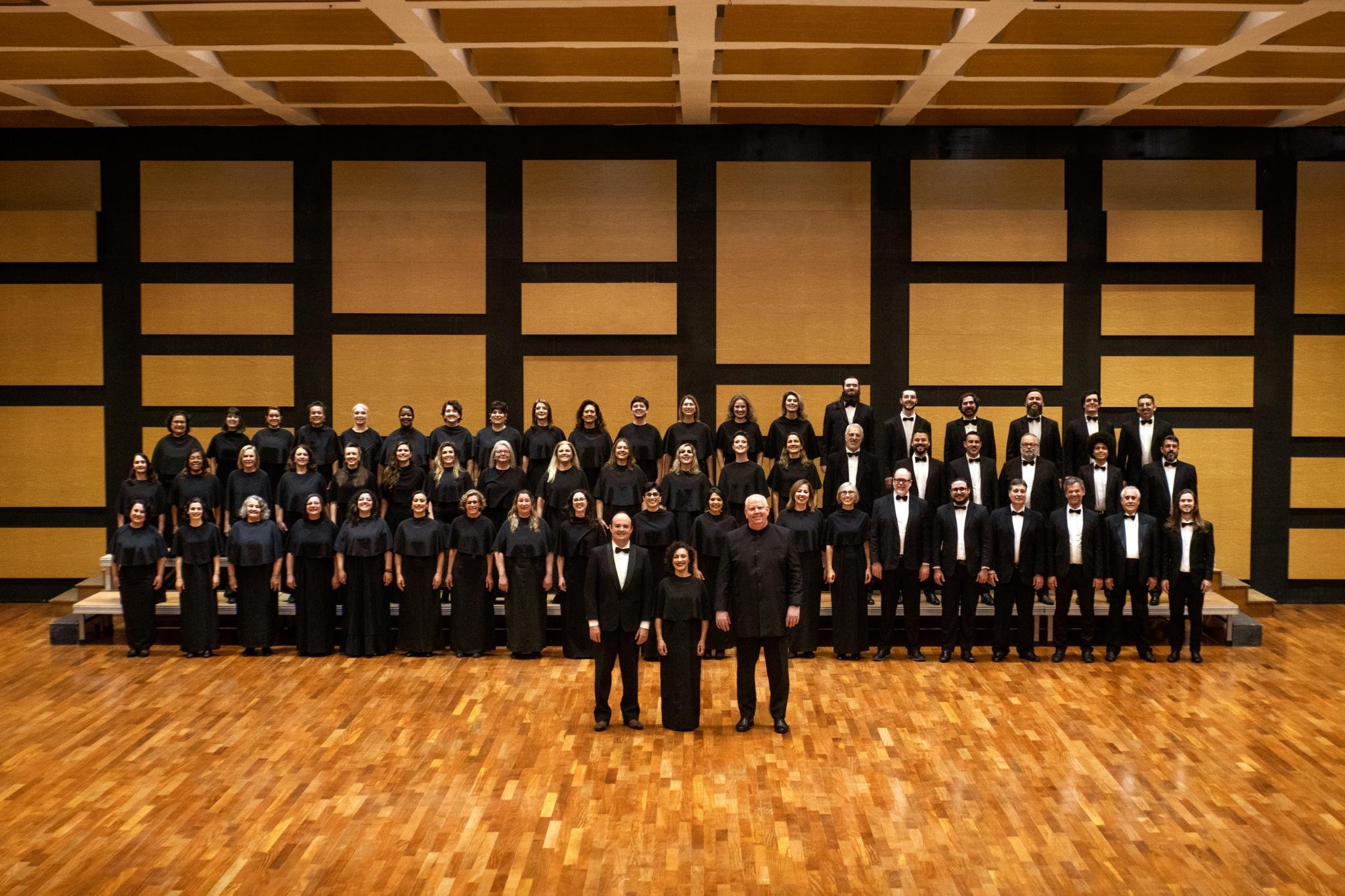 Um dos principais grupos corais do RS, o Coro Sinf&ocirc;nico da Ospa &eacute; formado por cantores volunt&aacute;rios que se re&uacute;nem semanalmente para recriar grandes obras junto &agrave; Orquestra Sinf&ocirc;nica de Porto Alegre (Ospa). H&aacute; cerca de seis anos, iniciou tamb&eacute;m uma s&eacute;rie de apresenta&ccedil;&otilde;es sem a orquestra, nas quais encontra espa&ccedil;o para exibir seus talentos e ampliar o repert&oacute;rio. Ap&oacute;s tr&ecirc;s anos sem poder realizar concertos nesses moldes, chegou o momento da retomada.