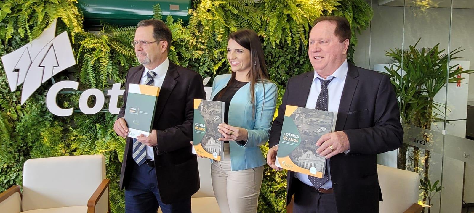 Vice-presidente da Cotrib&aacute;, Enio Cezar Moura do Nascimento (esquerda); jornalista Marcela Prass Scheffler; e presidente da Cotrib&aacute;, Celso Krug