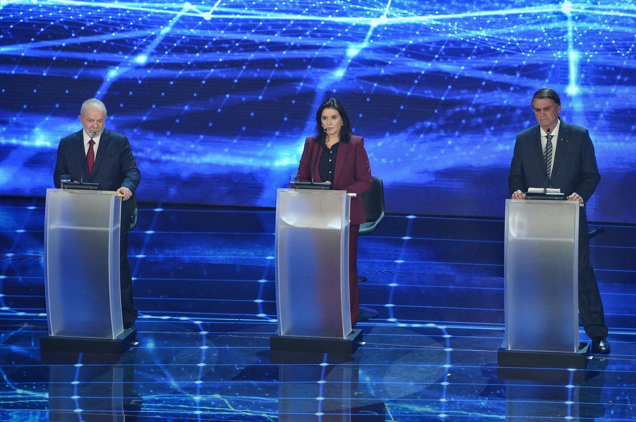 Durante o debate, Lula e Bolsonaro, separados fisicamente pro Simone Tebet, trocaram alguns embates
