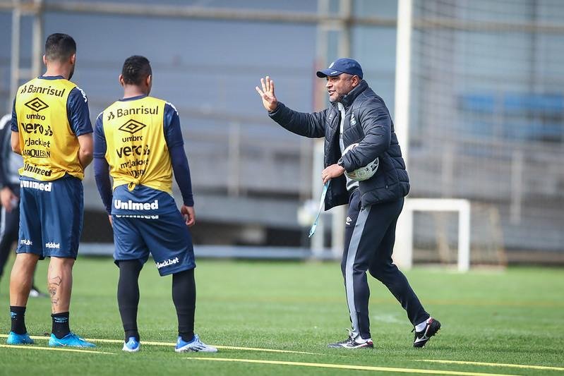 Gr&ecirc;mio visita o Crici&uacute;ma com Roger pressionado