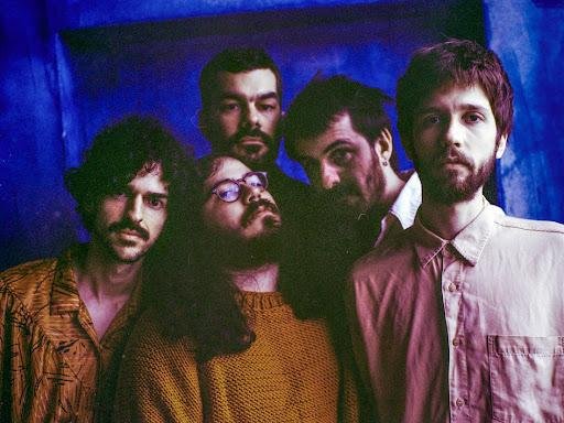 A recreio nasce da Soundlights, que chegou a lan&ccedil;ar o EP "Sons que v&ecirc;m do S&iacute;tio", e circulou por grande parte do Sul e Sudeste