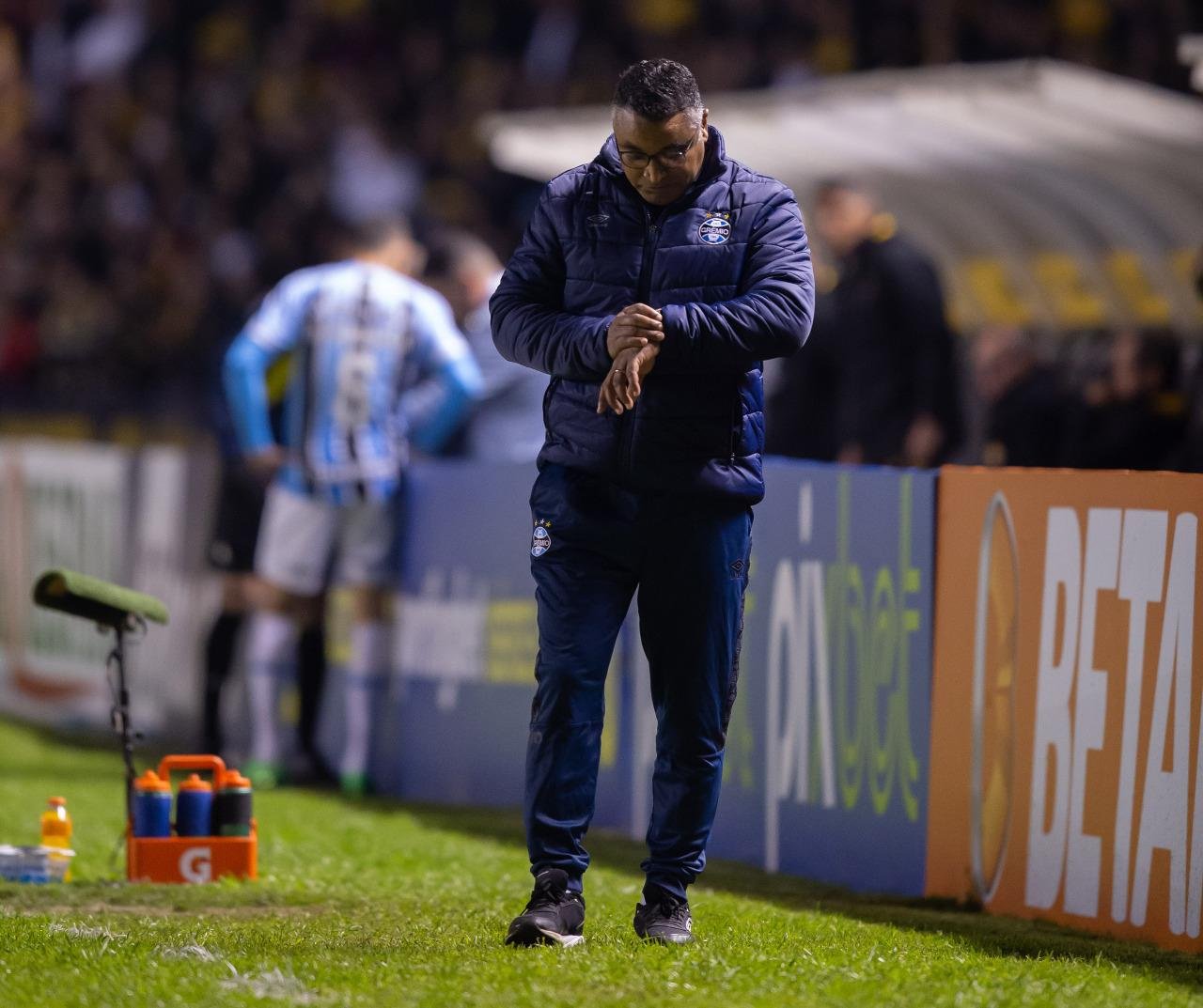 Dire&ccedil;&atilde;o do Gr&ecirc;mio garantiu Roger no comando t&eacute;cnico