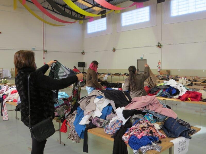 Ser&atilde;o comercializadas roupas adultas e infantis, cal&ccedil;ados, acess&oacute;rios, brinquedos, entre outros