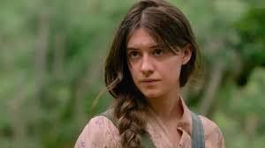 Daisy Edgar-Jones vive Kya Clark, uma menina que aos seis anos &eacute; abandonada pela fam&iacute;lia, e que passa a viver escondida na natureza selvagem