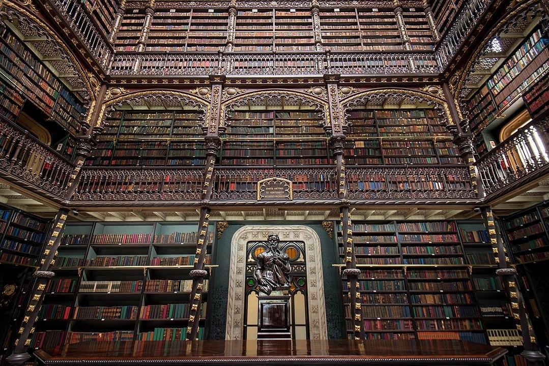 Em 2021, o Brasil ficou em primeiro lugar na etapa internacional do Wiki Loves Monuments com a foto do Real Gabinete Portugu&ecirc;s de Leitura, no Rio de Janeiro, tirada
pelo fot&oacute;grafo lituano Donatas Dabravolskas. O fot&oacute;grafo profissional  j&aacute; teve imagens premiadas em outras edi&ccedil;&otilde;es do concurso: a est&aacute;tua do Cristo Redentor no Brasil foi destaque entre os principais vencedores da competi&ccedil;&atilde;o em 2019.