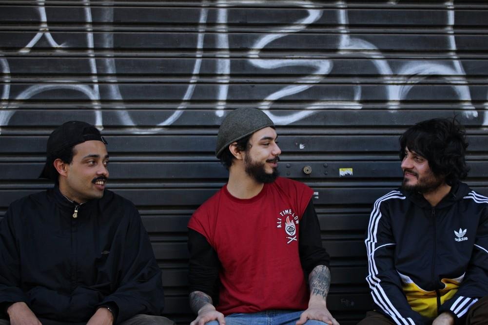 Grupo &eacute; composto por N&oacute;ri Amaral (guitarra e vocal), Pietro C&oacute;i (bateria e vocal) e Samuel Franzen (baixo)