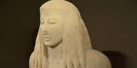 Kore de Thera, estátua de uma mulher de cabelos compridos datada do século VII a.C., com 2,5 metros de altura, feita de mármore