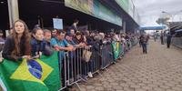Apoiadores aguardam a passagem de Bolsonaro na Expointer