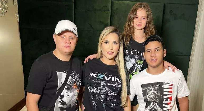 Deolane Bezerra ao lado dos tr&ecirc;s filhos com camisetas em homenagem a MC Kevin