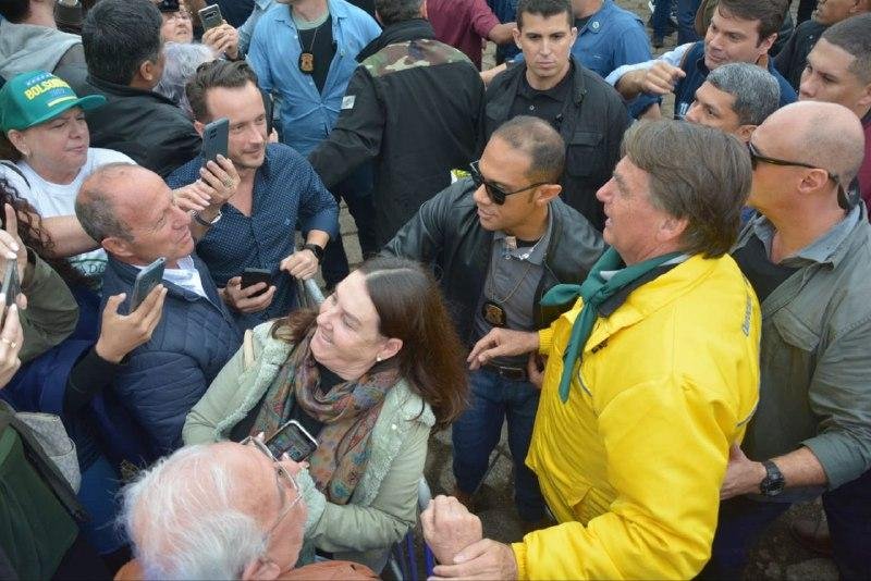 Presidente Bolsonaro foi cercado por seguran&ccedil;as durante todo o tempo