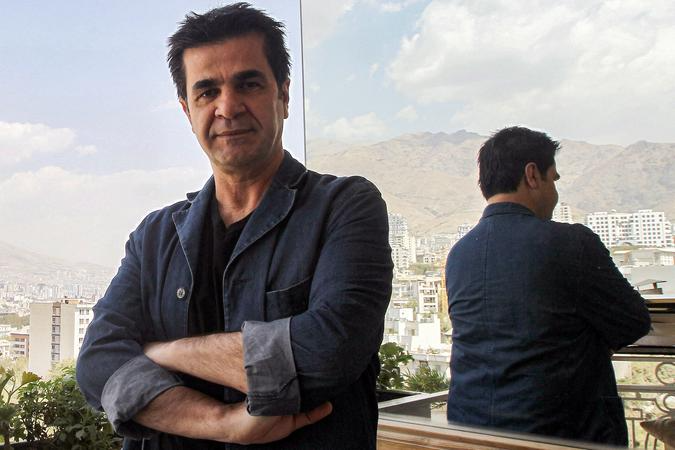Jafar Panahi, um dos cineastas mais premiados do Ir&atilde;, foi preso e condenado em 2010 a seis anos de pris&atilde;o com 20 anos de proibi&ccedil;&atilde;o de dirigir ou escrever filmes, viajar ou at&eacute; mesmo falar com a m&iacute;dia