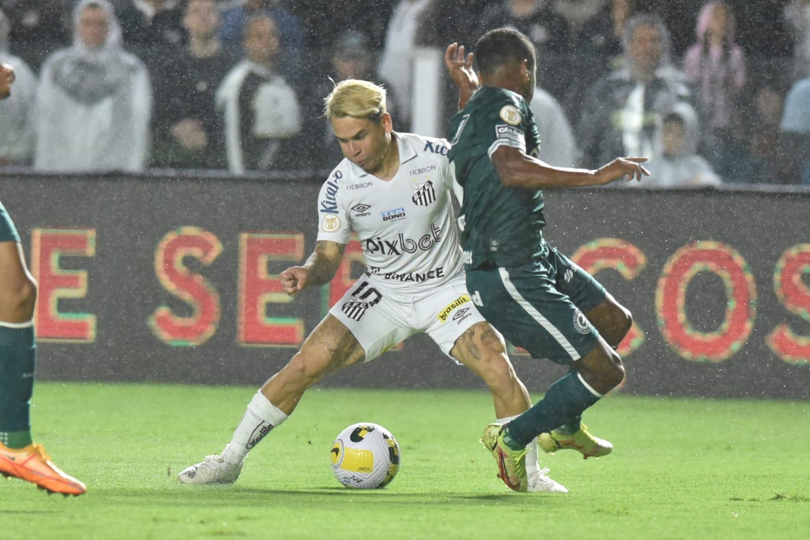 Goi&aacute;s venceu o Santos na Vila