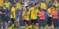 Jogadores do Borrusia Dortmund comemoram o gol de Guerreiro