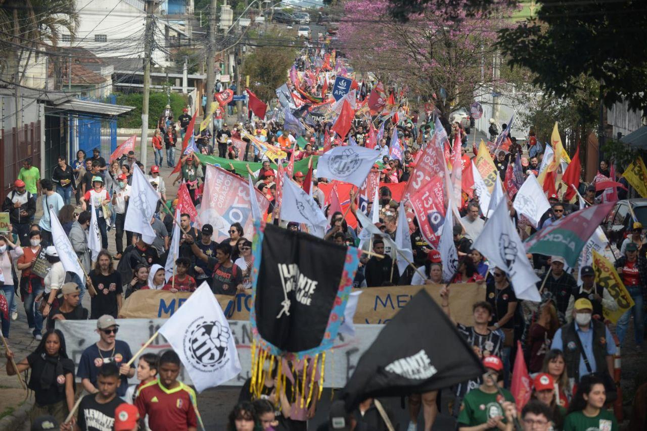 Diversas faixas e cartazes foram exibidos pelos participantes do evento