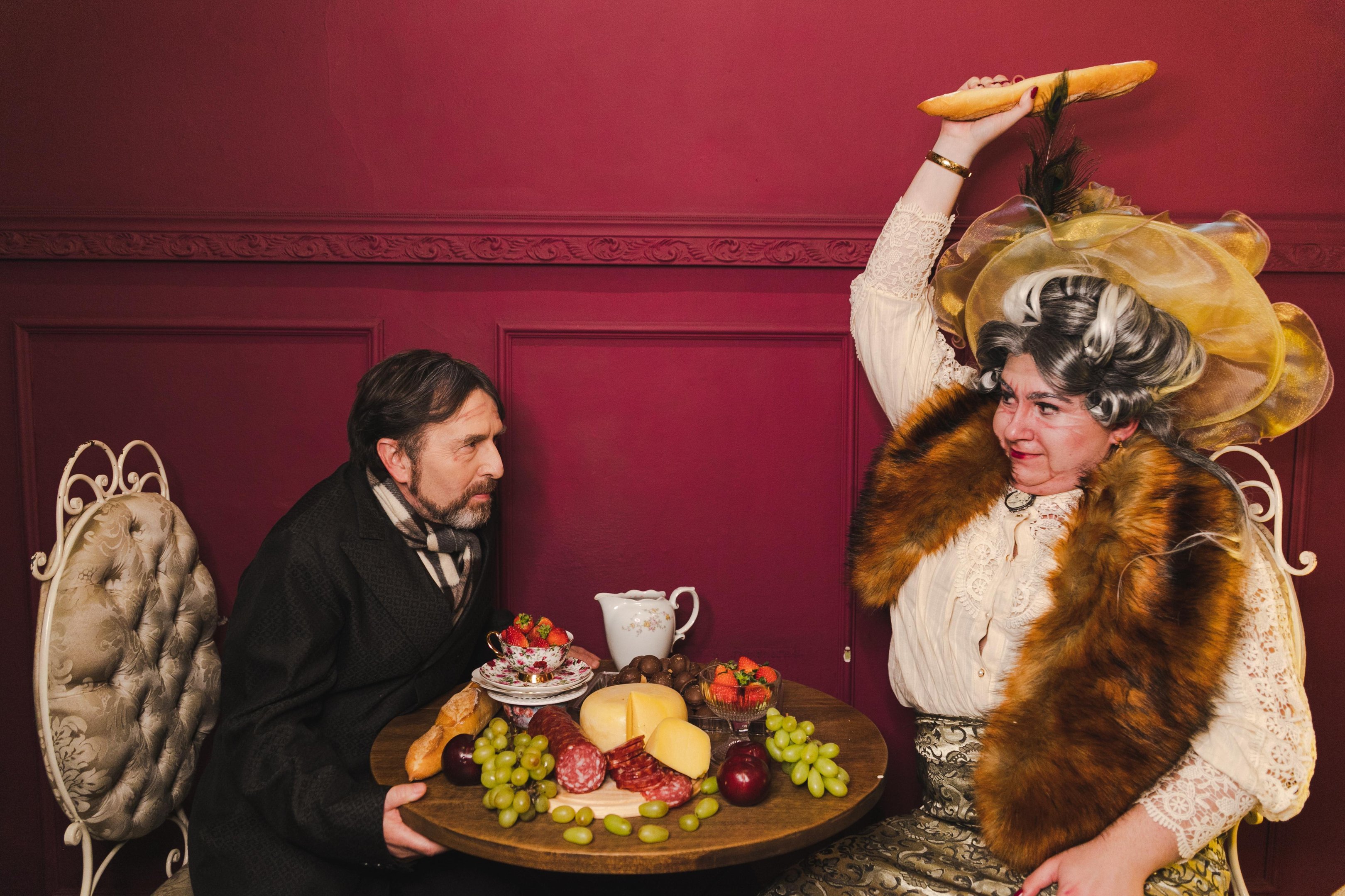 Pe&ccedil;a teatral &lsquo;...E a Tia na Lareira&rsquo; entra em cartaz