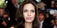 A decisão de Angelina Jolie  é uma reação a um processo movido pelos advogados do ator, que tenta reverter a venda da parte de Angelina na vinícola