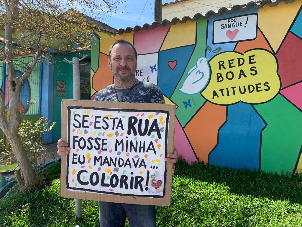 Pintor Cl&aacute;udio Pagno iniciou projeto em 2019, e criou uma extensa rede de volunt&aacute;rios