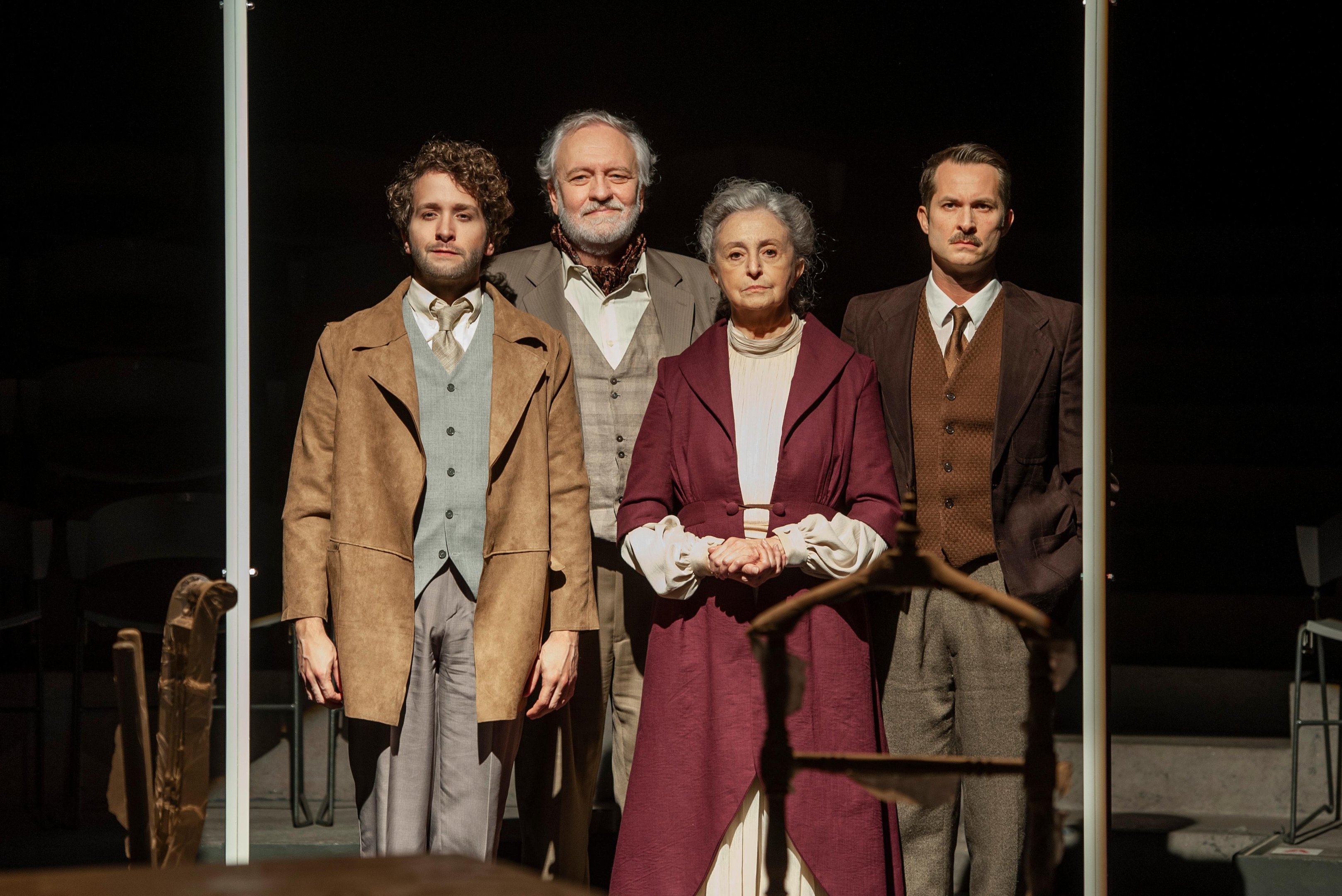 No palco, a Fam&iacute;lia Tyrone: o ca&ccedil;ula Edmund (Bruno Sigrist), o patriarca James (Luciano Chirolli), sua esposa, Mary (Ana L&uacute;cia Torre) e o primog&ecirc;nito Jamie (Gustavo Wabner).