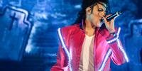 O paulista Rodrigo Teaser interpreta o astro Michael Jackson