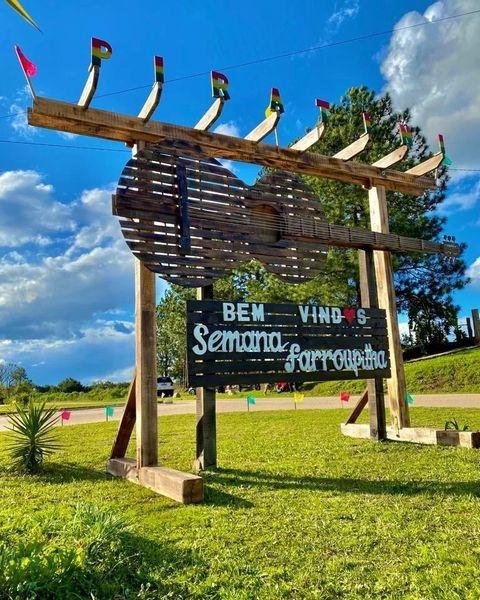 Obra feita pelo artista e empres&aacute;rio M&aacute;rcio Marques ornamenta o trevo de acesso ao munic&iacute;pio