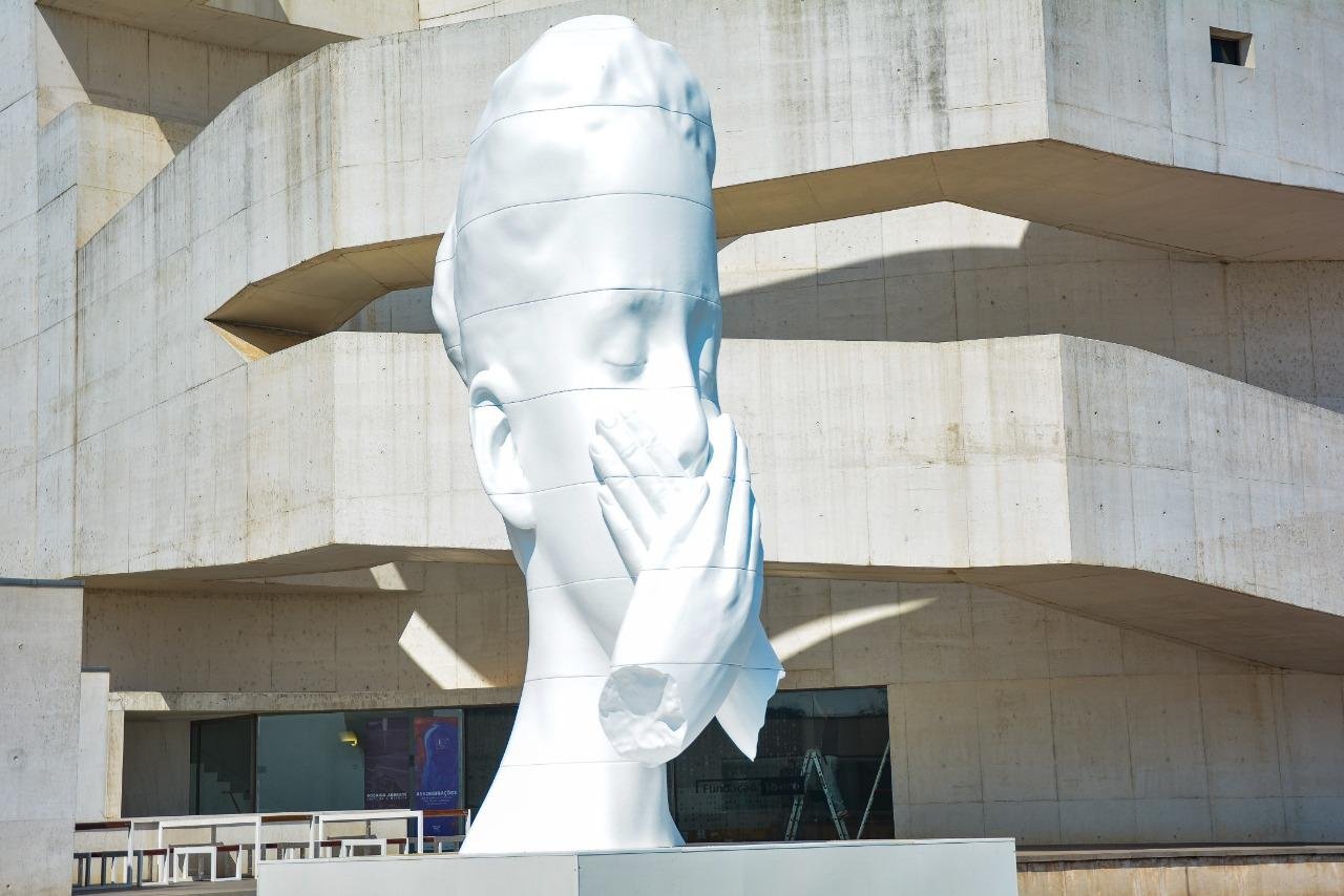 "Silent Hortense", obra do espanhol Jaume Plensa na frente da Funda&ccedil;&atilde;o Iber&ecirc; Camargo