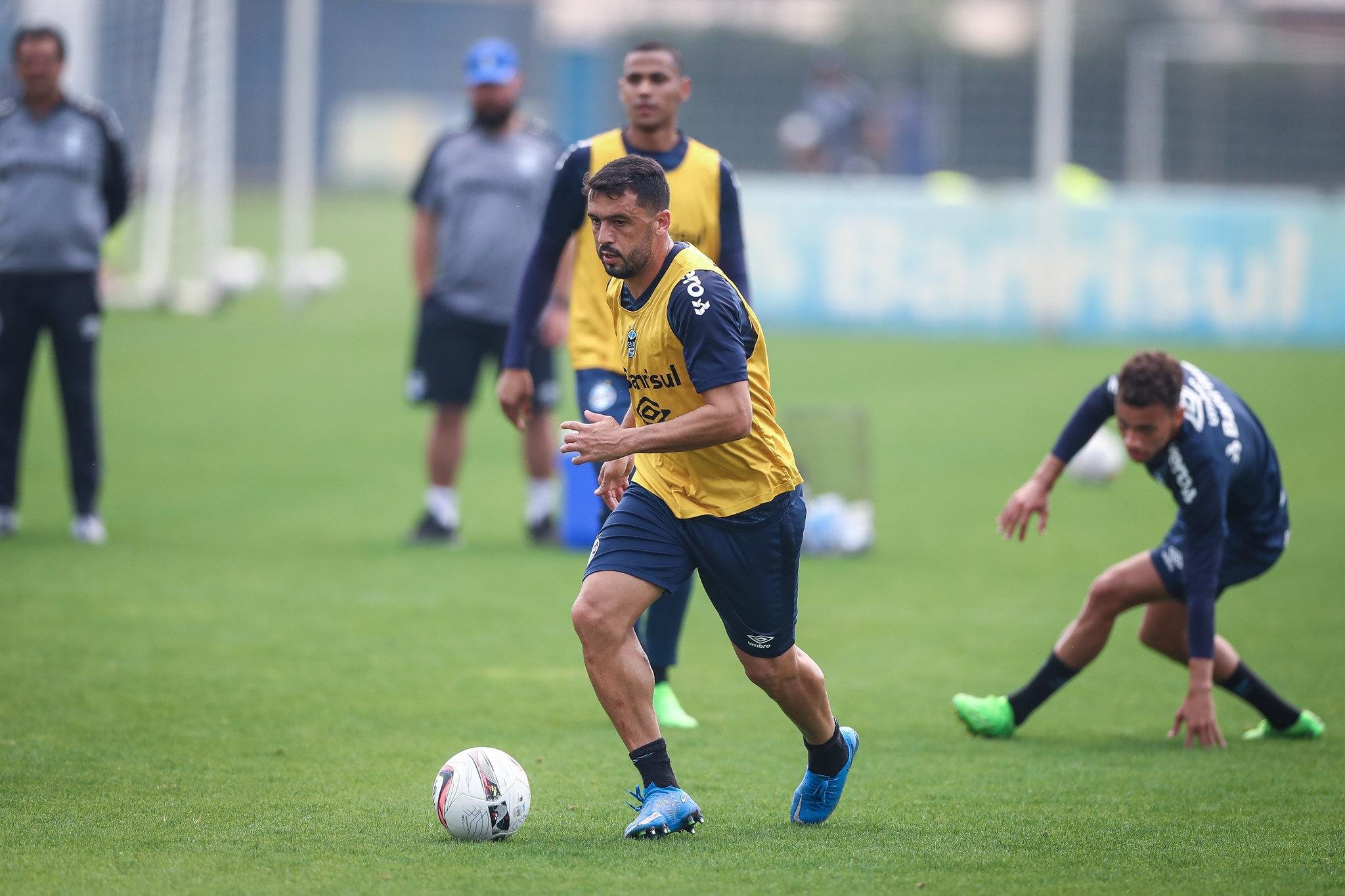 Edilson no treino do Gr&ecirc;mio
