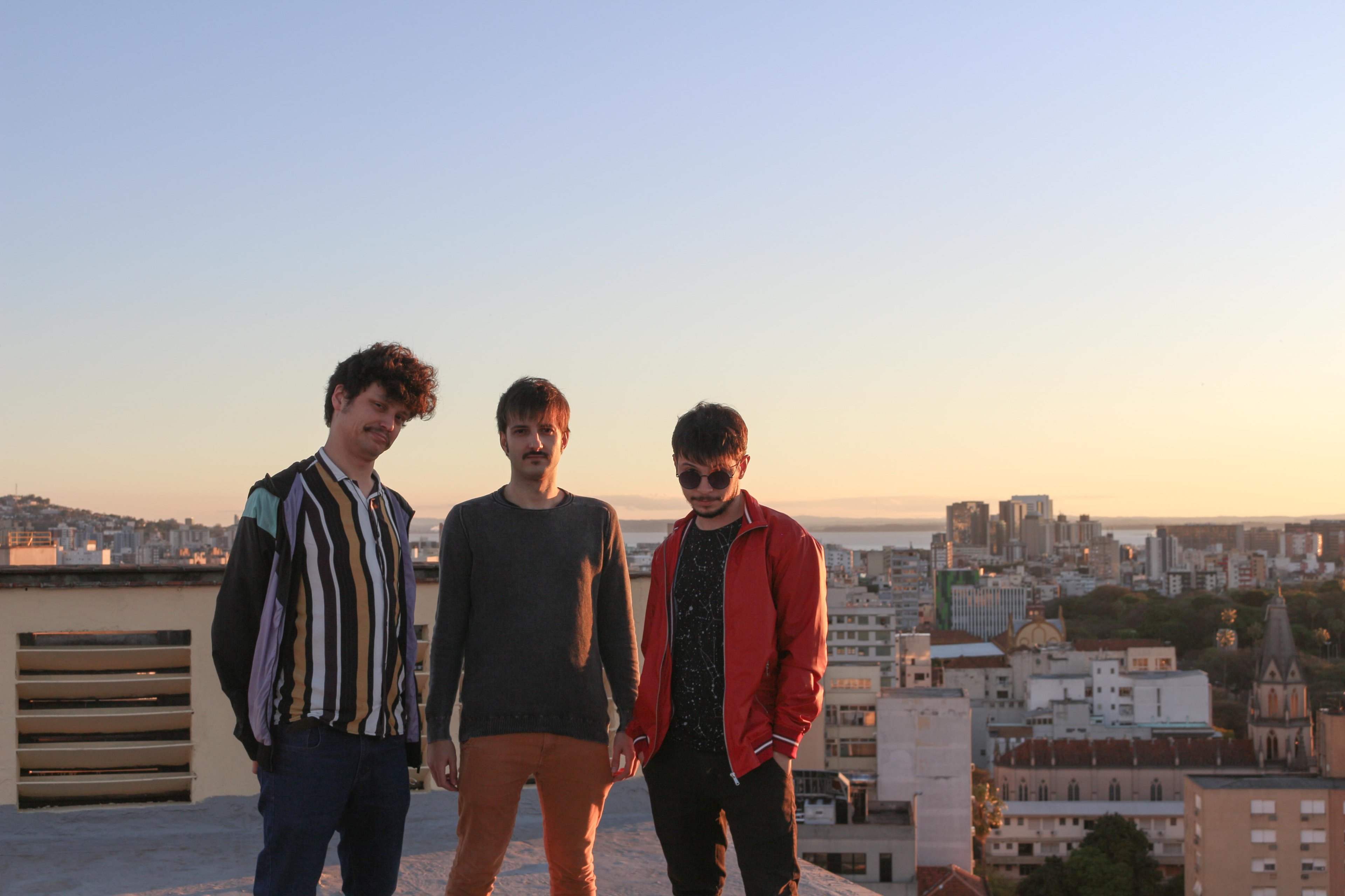 Banda portoalegrense  &eacute; formada por Artur Wais (voz, viol&atilde;o e guitarra), Mauricio Victorino (baixo e sintetizador) e Bruno Fonini (bateria)