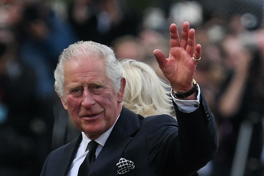 Multid&atilde;o saudou o monarca em primeiro encontro ap&oacute;s a morte de Elizabeth II
