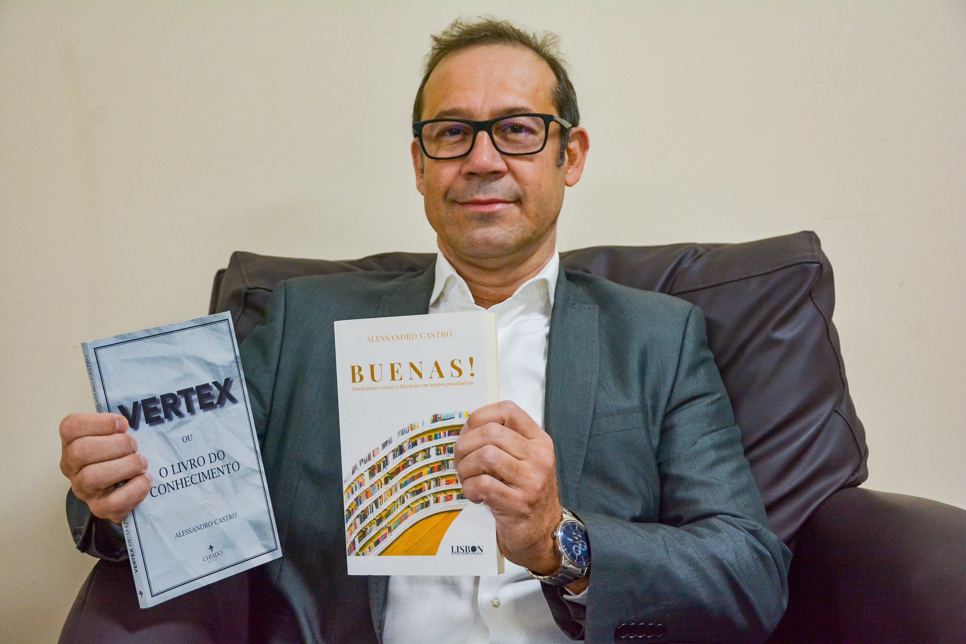 Alessandro conta que o livro de cr&ocirc;nicas &lsquo;Buenas!&rsquo; ser&aacute; lan&ccedil;ado na primeira quinzena de outubro, pela Lisbon Internacional Press, distribu&iacute;do no Brasil e Portugal