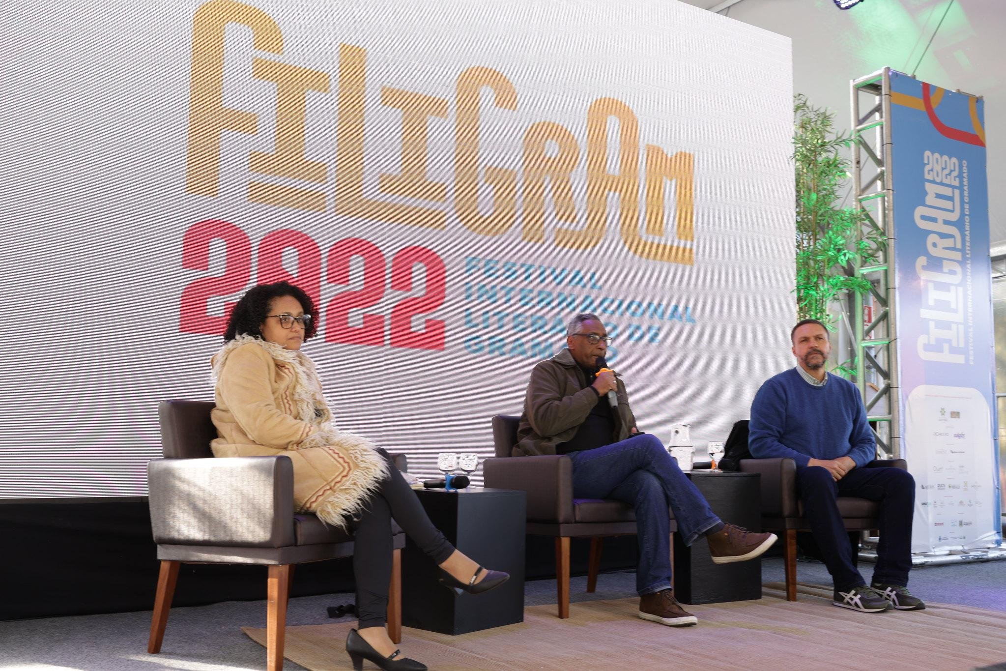 Mesa discutiu o racismo e a cor na literatura brasileira com Taiasmin Ohnmacht, Ronald Augusto e Paulo Scott