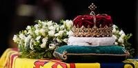 Caixão de Elizabeth II foi coberto com a coroa da rainha, além de bandeira e coroa de flores