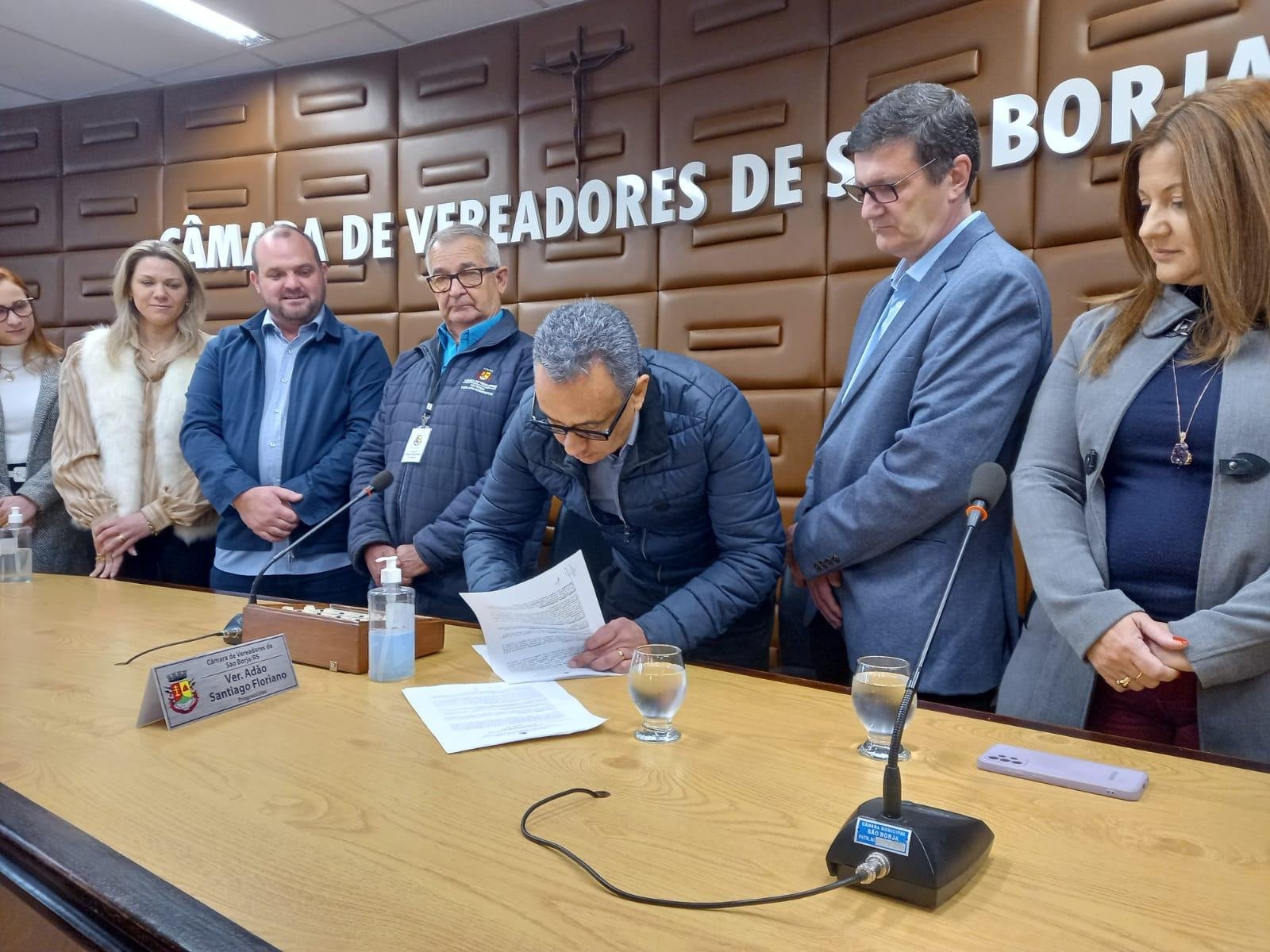 Al&eacute;m do prefeito, Eduardo Bonotto, ato contou com a participa&ccedil;&atilde;o de outros representantes da prefeitura, do Legislativo e do Hospital Ivan Goulart