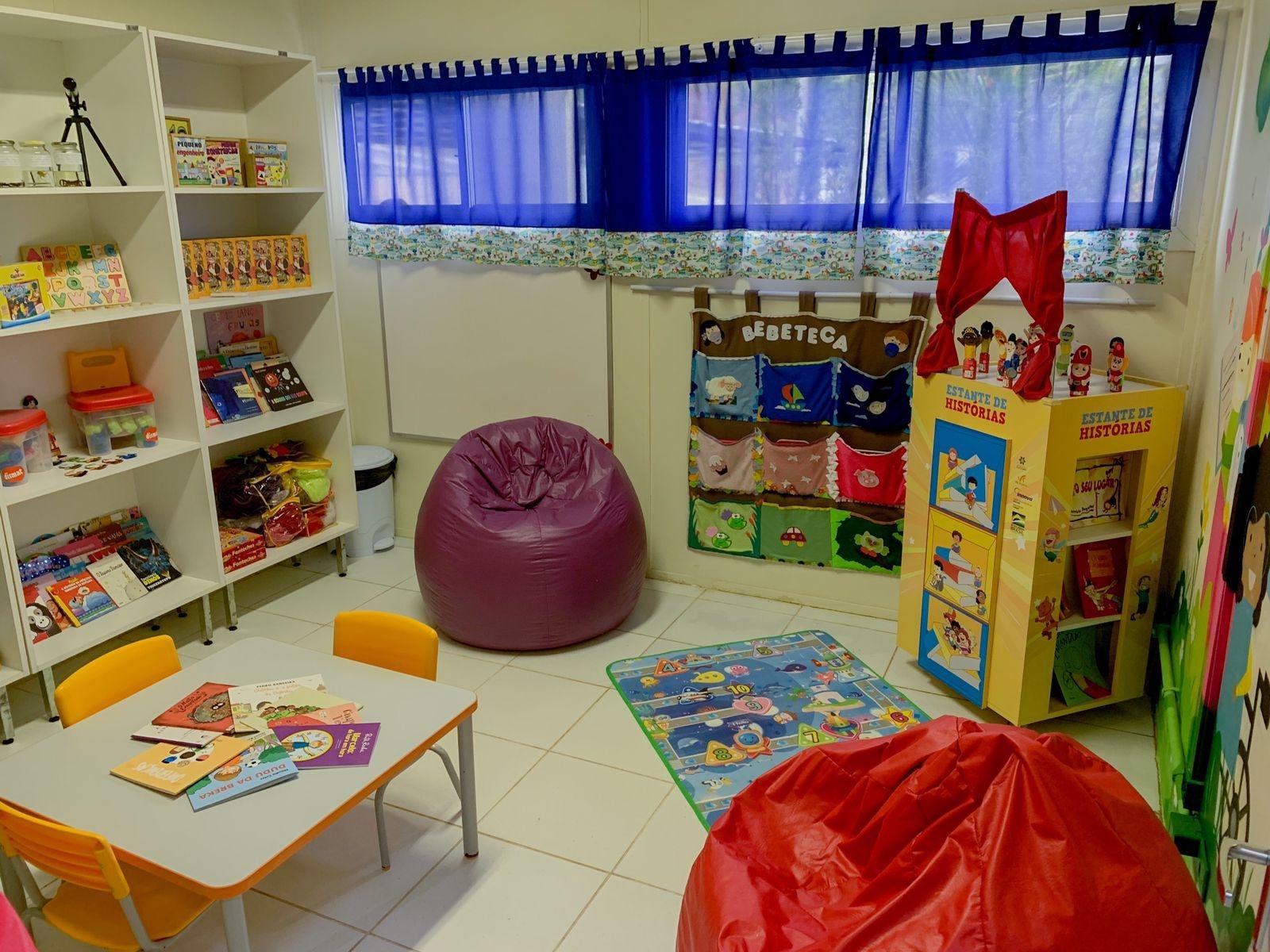 Sala de Leitura tem o objetivo de incentivar o contato com a leitura e o mundo l&uacute;dico dos livros, al&eacute;m de estimular a criatividade